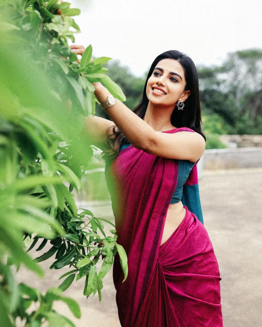 Meenaakshi Chaudhary Mesmerizing Looks in Saree